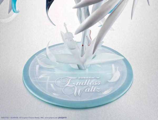 Lucrea Hatsune Miku x Wing Gundam Zero Endless Waltz (Gundam 45th Anniversary Ver.) by MegaHouse